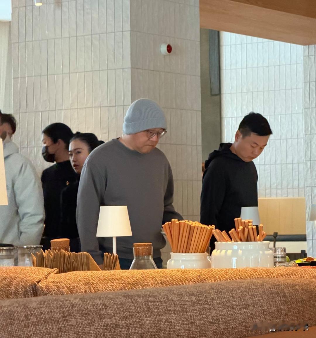 56岁窦唯现身广东一家餐厅吃饭，他戴着老头帽，身材肥胖臃肿，看起来苍老了好多，完