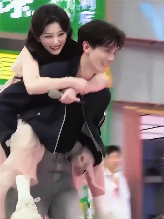 邓凯把孔雪儿扛在肩上就这个孔雪儿邓凯售后超级甜你好星期六心动互动从不缺席！孔雪儿