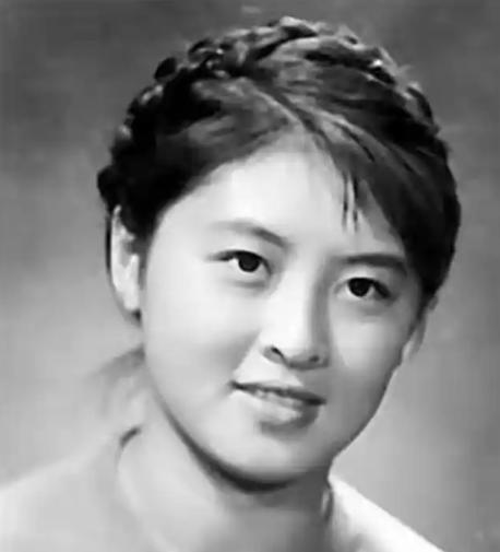 1973年，上海毕业的高材生唐凤楼娶了精神错乱的“阿诗玛”扮演者杨丽坤，两人做了