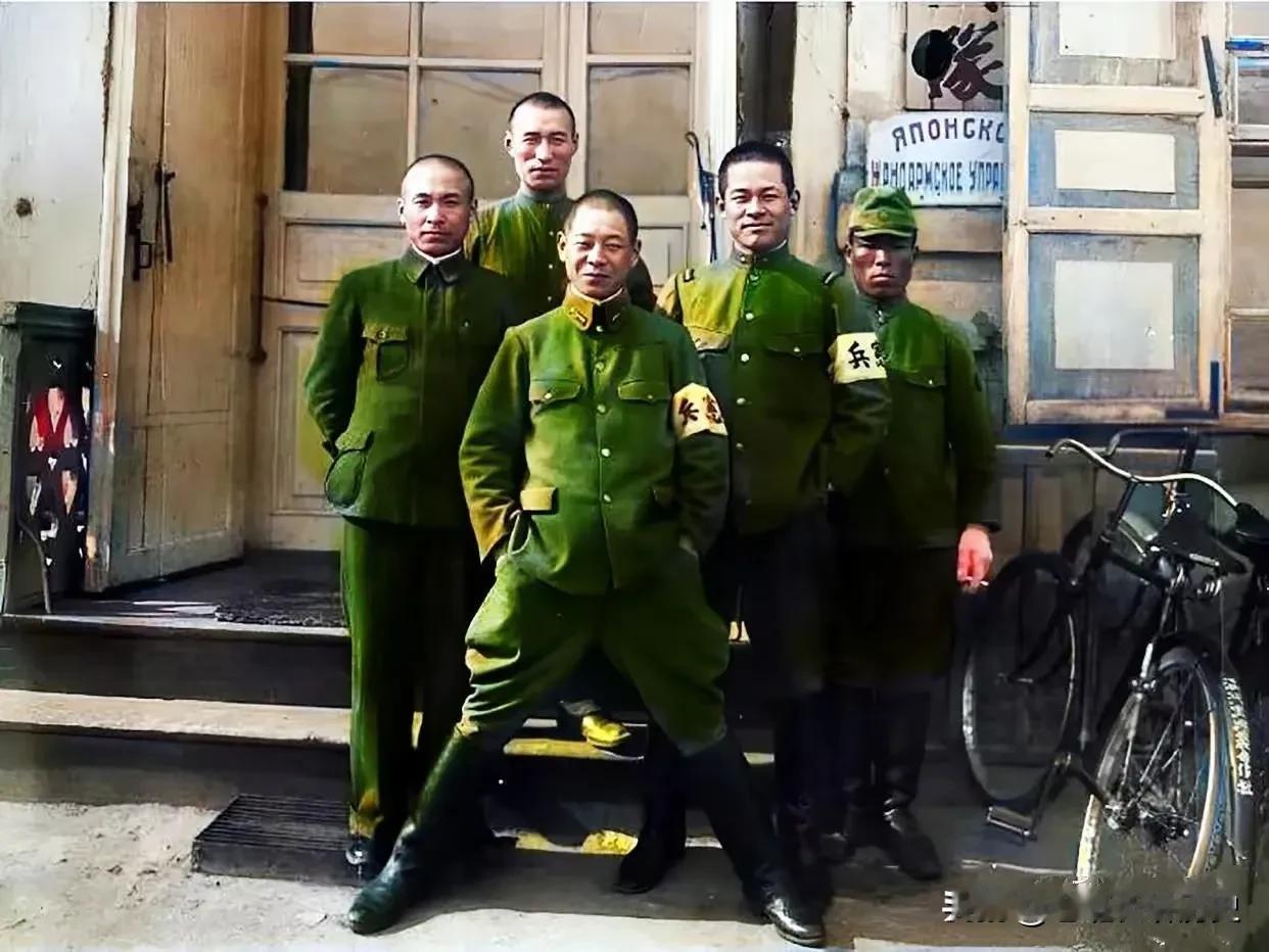 1938 年的东北地区，一张在日军宪兵队门口拍摄的合影照片，深深刺痛了每一个有良