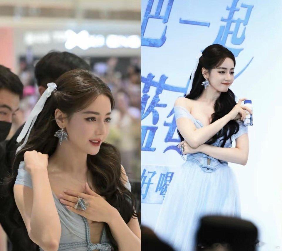 今天迪丽热巴身穿蓝色深v长裙出席了活动颜值依旧吊打一众女明星 但是这条裙子非常容