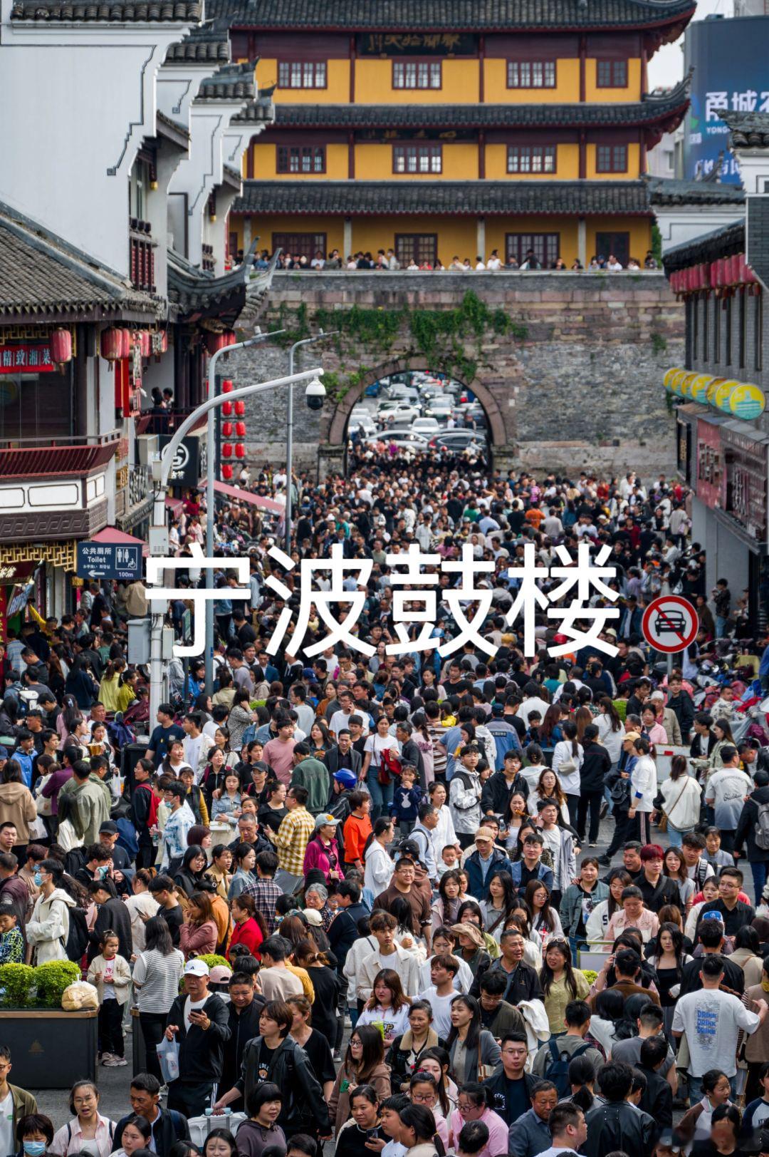 #据说每个城市都来了1亿人#网上看下了一些城市的人流情况，简直是人多到离谱，游玩