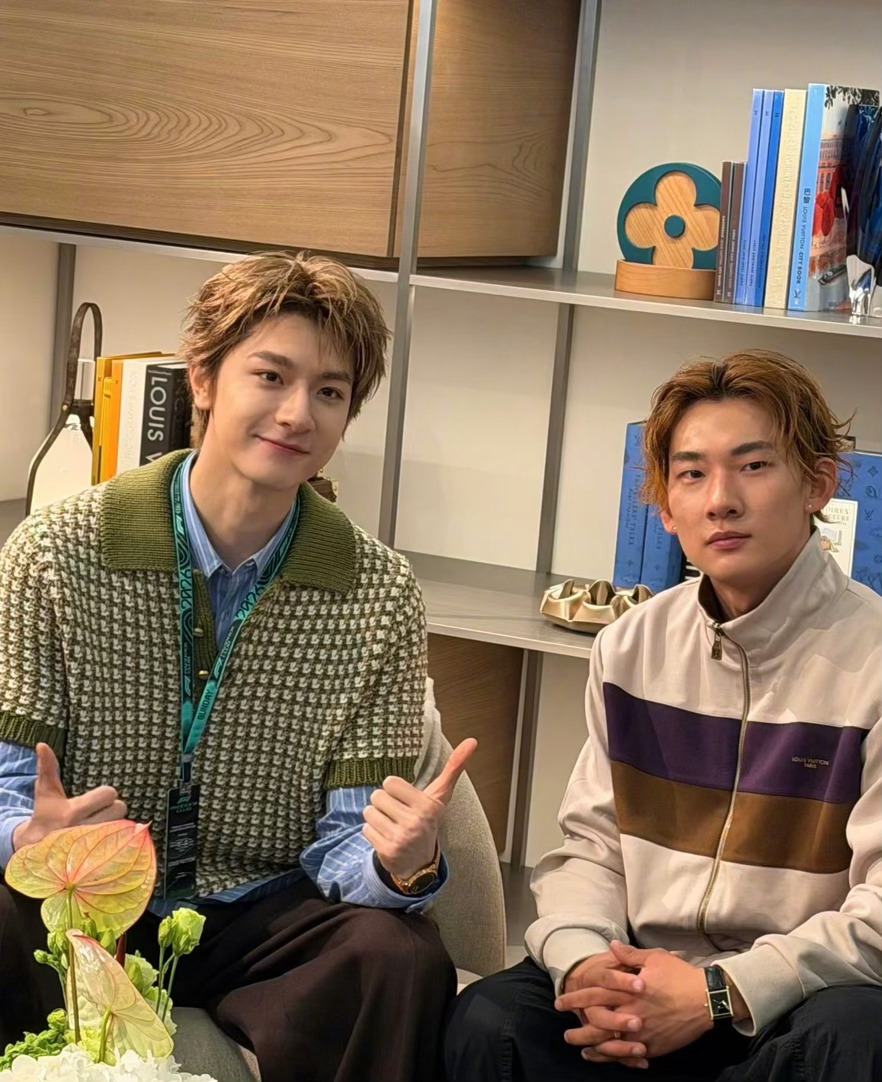 林一想要苏翊鸣的金牌  2026年3月15日F1活动上，演员林一见到冬奥冠军苏翊