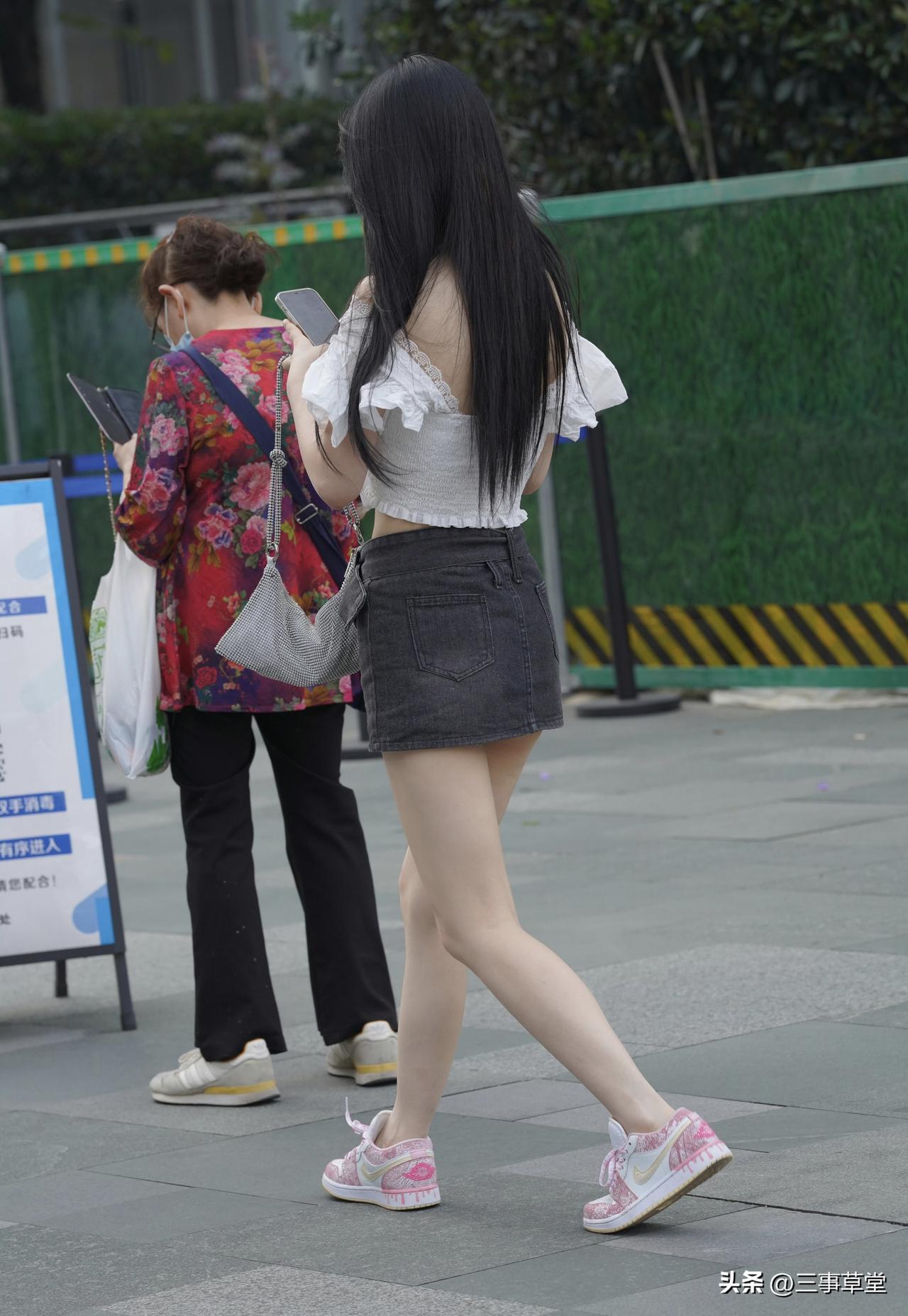 时尚与自信，谁说夏天只能穿裙子？这条街的风向标是谁？ ​​​什么是女人的气质和魅