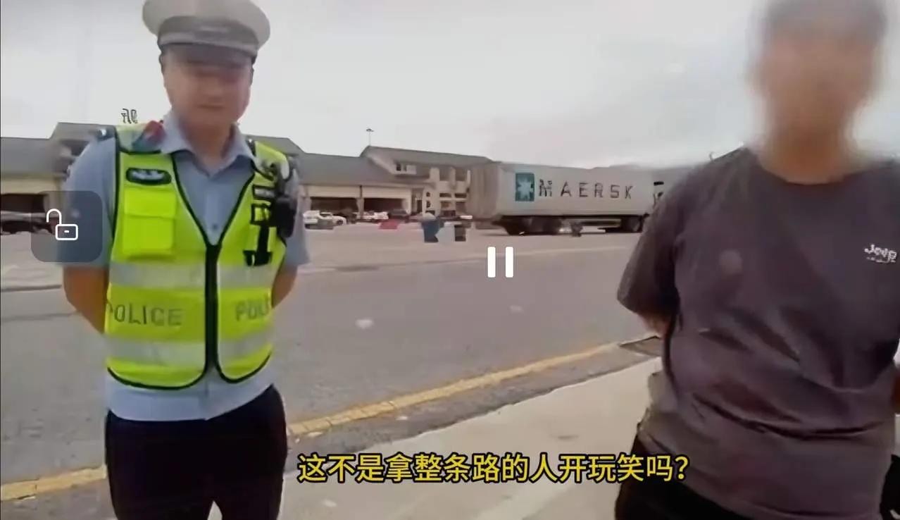 江西高速惊现“路怒战神”：后车闪两下灯，他直接80码压死两条道！交警怒吼：你拿一