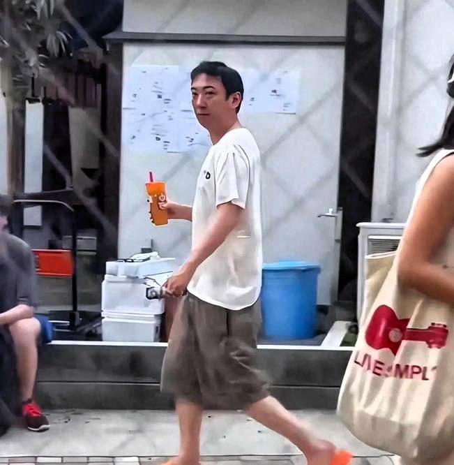 差点没认出来
37岁王思聪，富二代滤镜碎一地

近期几次网友偶遇的画面里，37岁