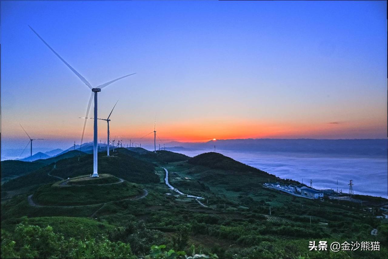 风车衣山巅，能源送人间。
成都老年人协会摄影专委会
图文原创：蔡建国
组图编辑：