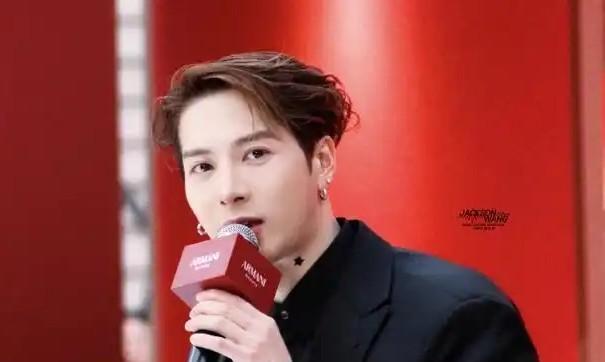 王嘉尔做了一件内行人才懂的事。
阿玛尼发马年海报写“Lunar New Year