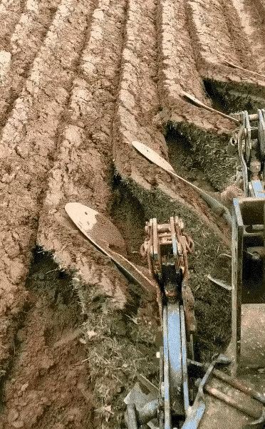 史诗级的机械化耕作，钢铁洪流席卷沃野，场面炫目而震撼。