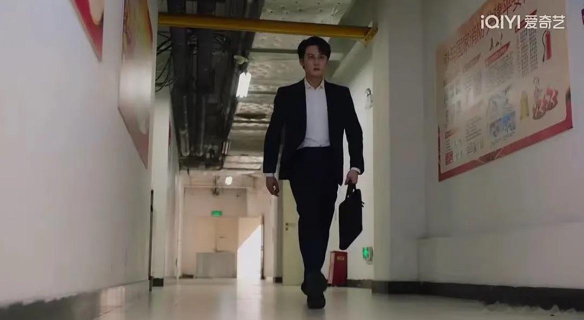 摄影师趴地上拍的吗 
