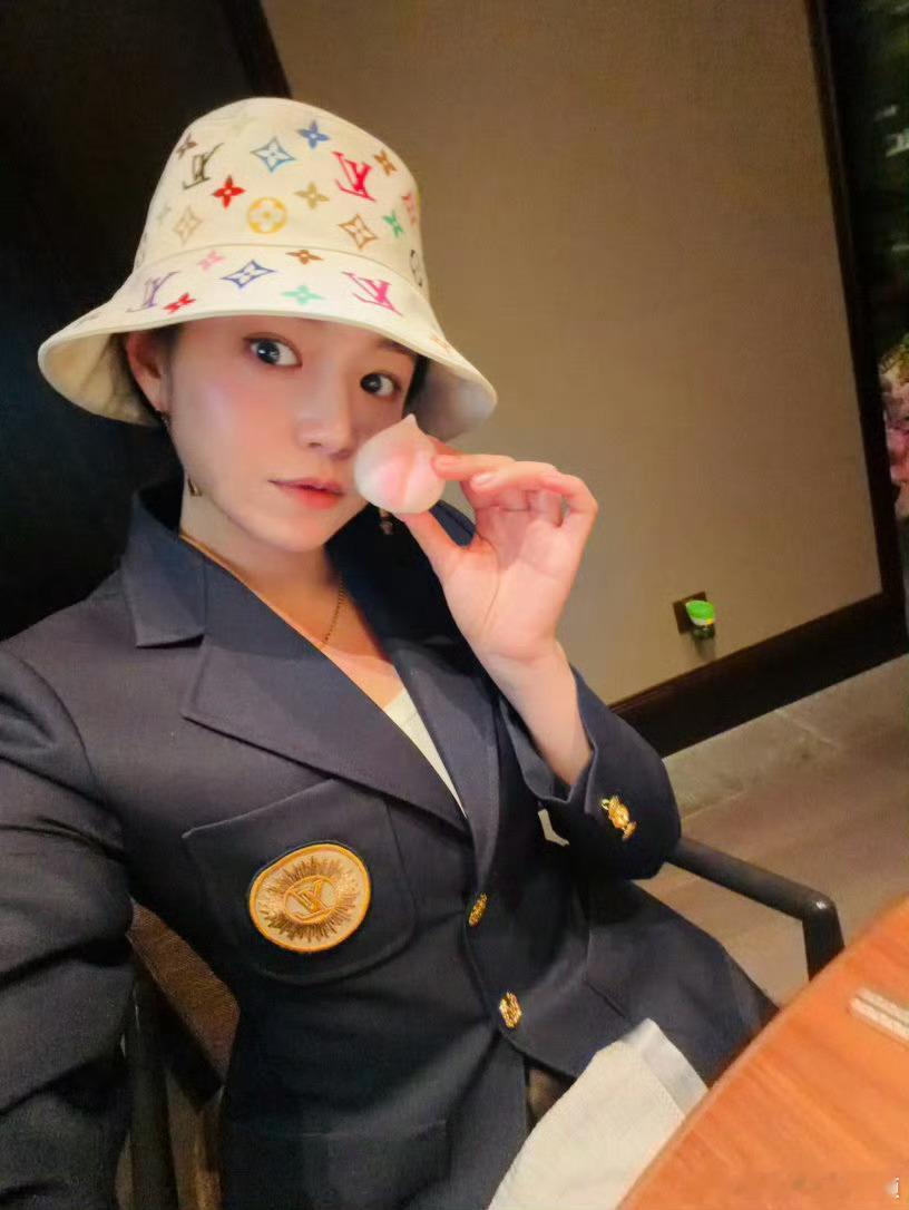 陈妍希回应熬夜玩手机完全和陈妍希一模一样陈妍希说边熬边补也不是不可以陈妍希说经常