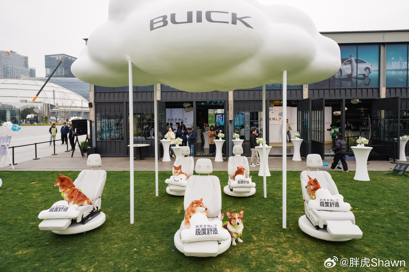 今儿还有另外一个很追求舒适的车上市——别克至境L7。简单看了下发布会，这次它的舒