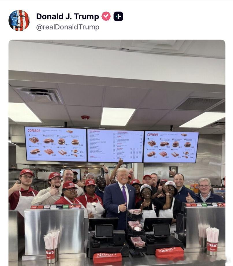 【黄金时代】川普与餐厅员工合影美国和欧洲当代史川普主义研究热点现场海外新鲜事