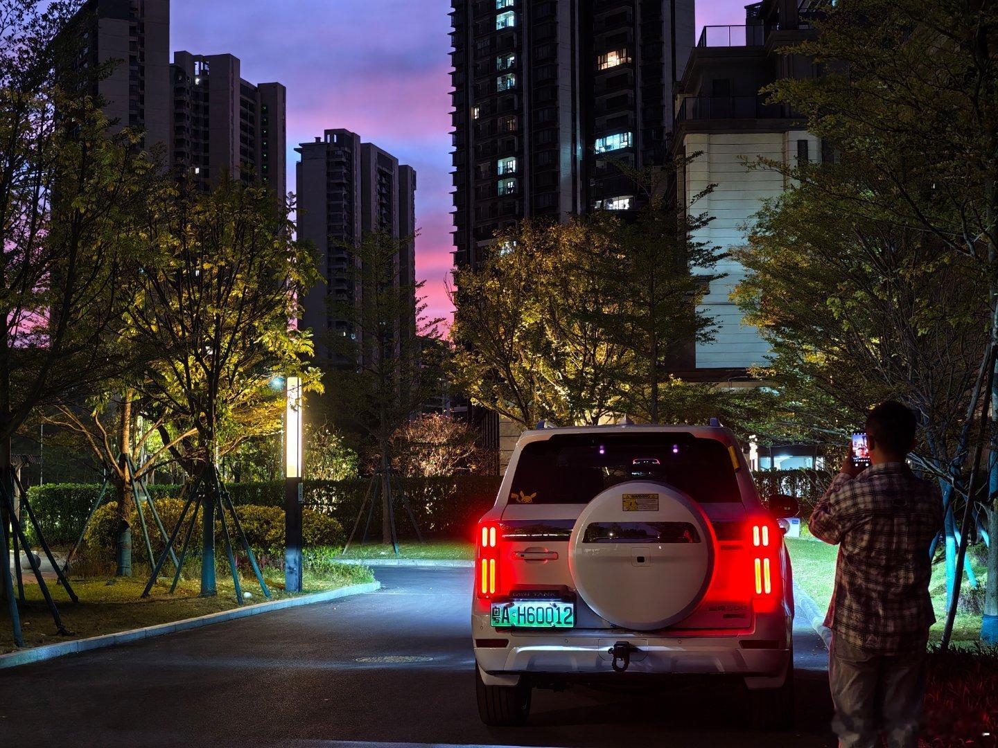 害！人和车果然没法比啊！看到晚霞很美，某人第一反应是快去拍坦克500和晚霞合照。