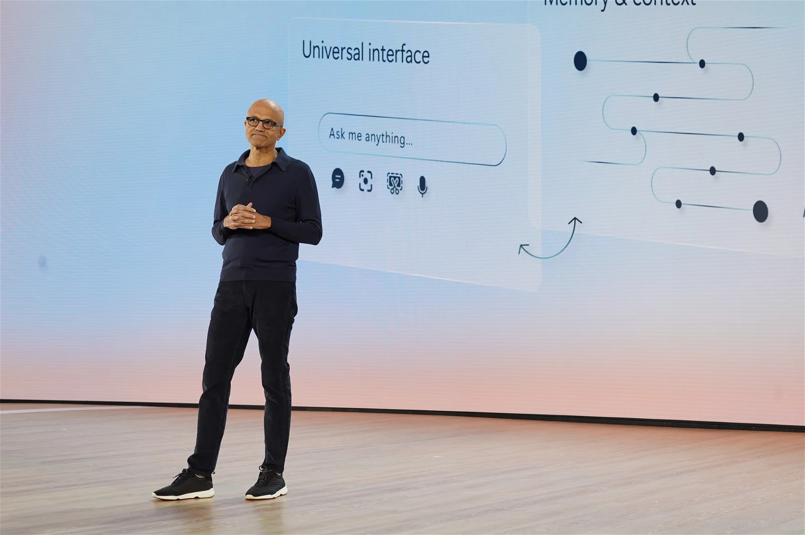 Nadella 上台了，表示从今天起电脑将进入新的时代，能够帮助我们完成复杂的任