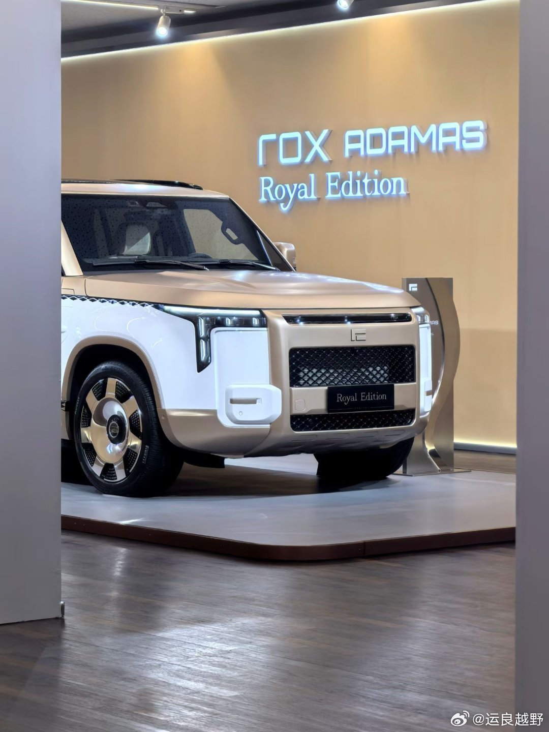 极石新款上市，新款的这颜色真好看，内饰高级，操控性可以和百万豪车去对比。国产豪华