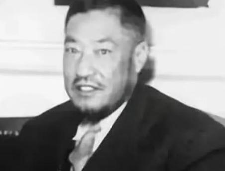 1949年，马步芳包了3架飞机，拉着200多一家老小，往沙特跑了，临走前，他还得