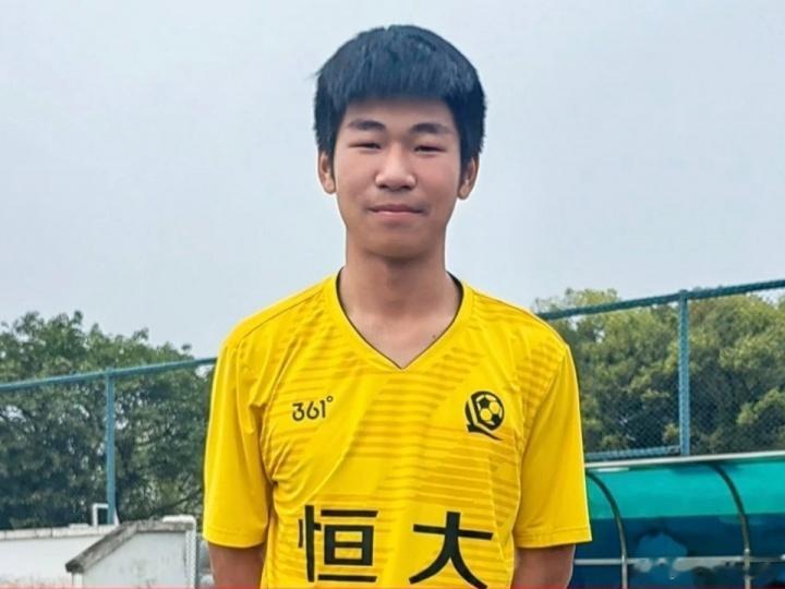 恒大足校17岁小将梁钜聪转会杰志，曾入选中国香港U17、U20代表队