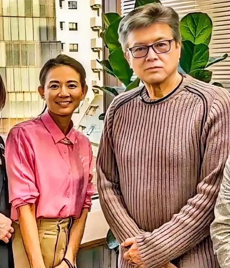 三浦友和老了，不想连累子孙，和妻子山口百惠过着近乎隐居的生活。年轻时，帅成偶像。