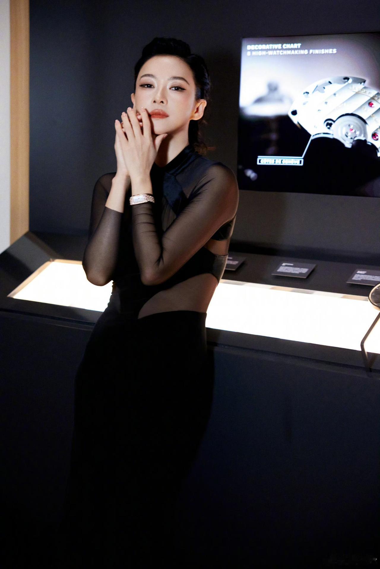 果然是做事业的女人更美！章子怡社交平台上的写真美照好美！感觉她又年轻了，更好看了