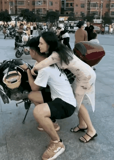 这位老公太给力？这位美女真的嫁对男人了？拉倒吧！他们两人一个未嫁，一个未娶，绝对