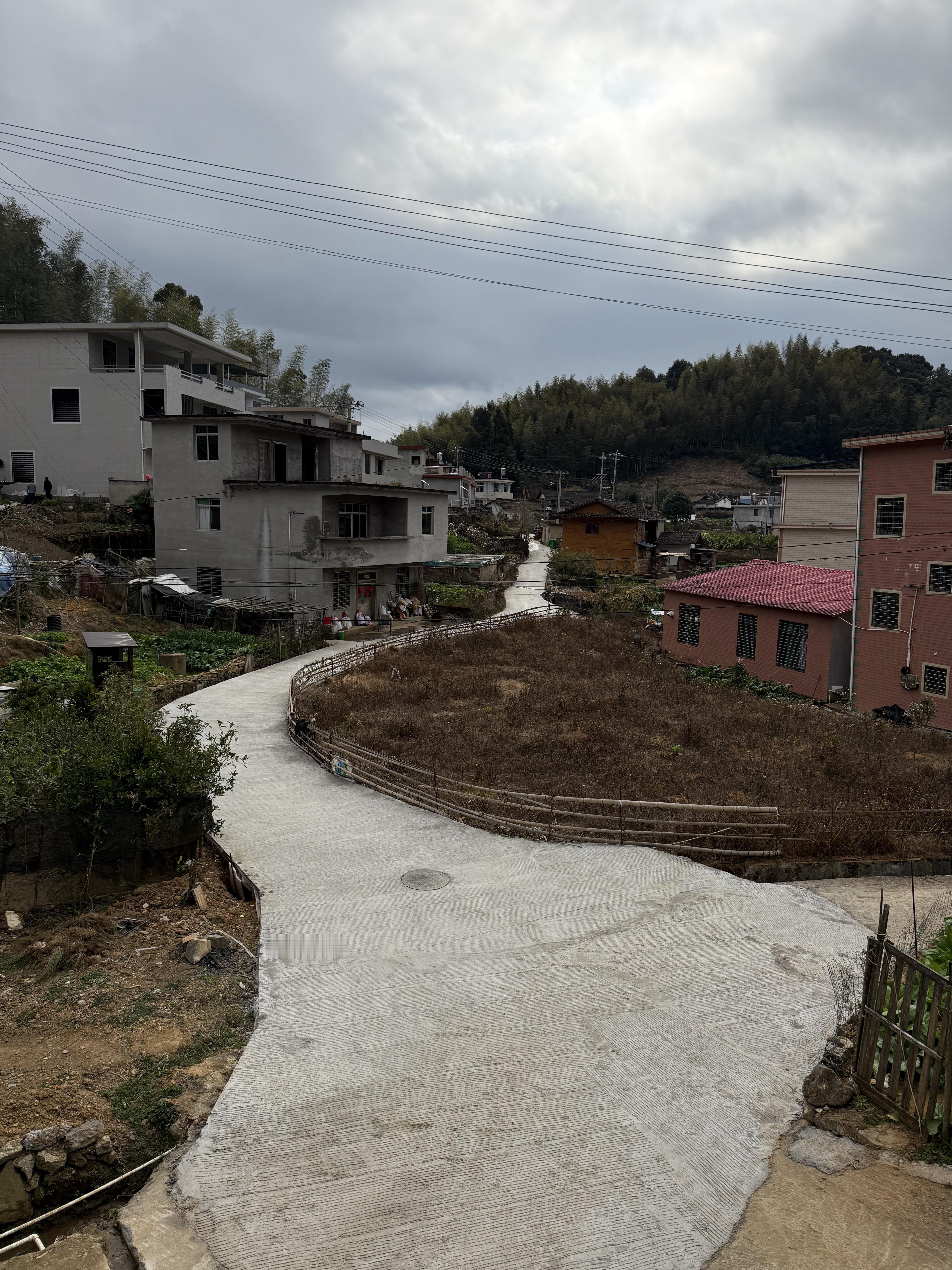 村里的路今年重修了，现在又大又平再也不怕开沟里了。[加油] 