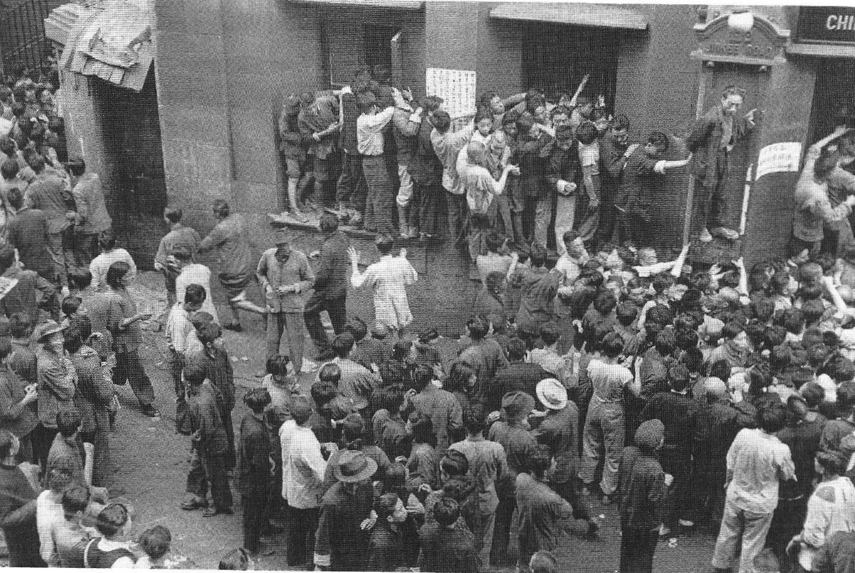 1949年5月上旬，上海，民众在中国旅行社抢购火车票。