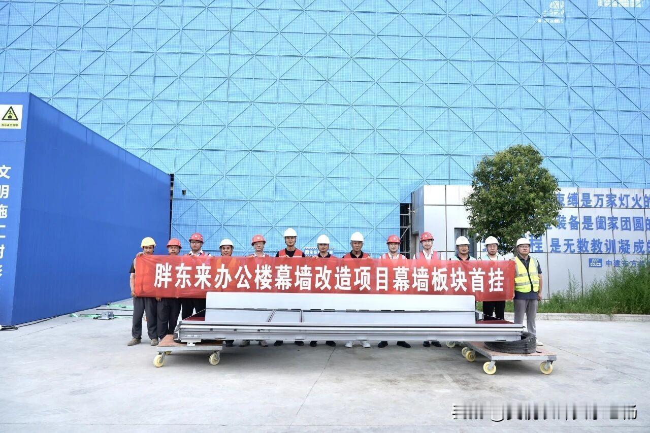 8月6日，河南许昌，随着一块近800KG的单元板幕墙，平稳升空到达准确位置，胖东