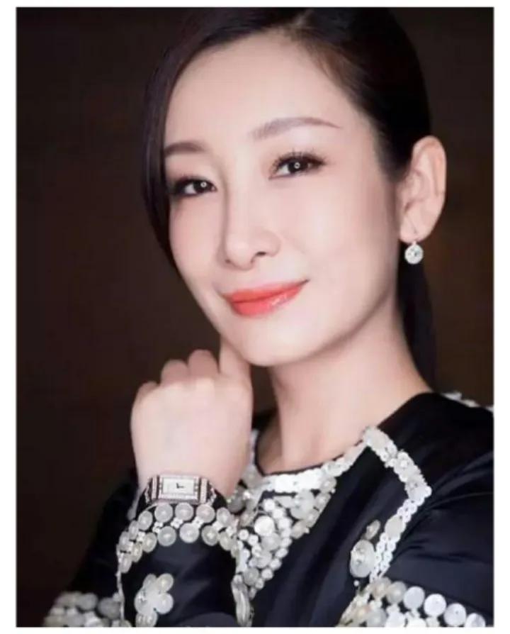 秦海璐：娱乐圈中的独特存在，偏爱“霸总”风范

在星光熠熠的娱乐圈，秦海璐以其非