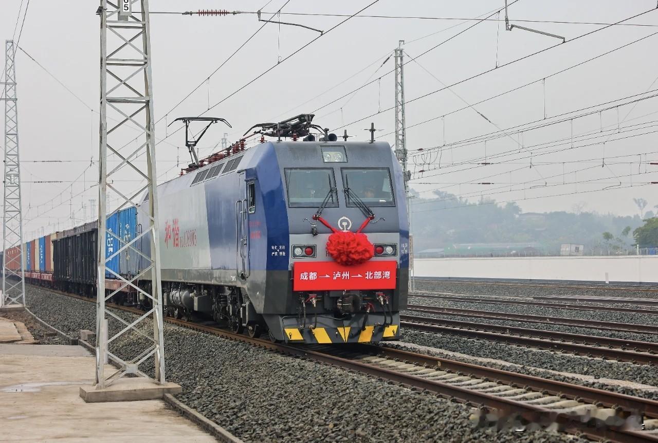 要记住这个好日子，隆泸叙铁路正式开通，首发活动在泸州双加站举行，同时也让四川铁路