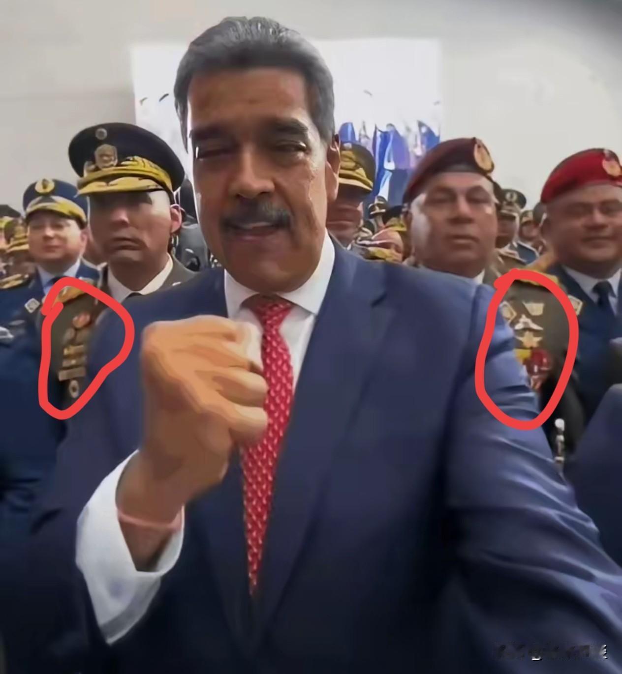 你看看
一屋子挂满勋章的将军，张口闭口都是忠心话，说要拼了命保护总统，看着比谁都