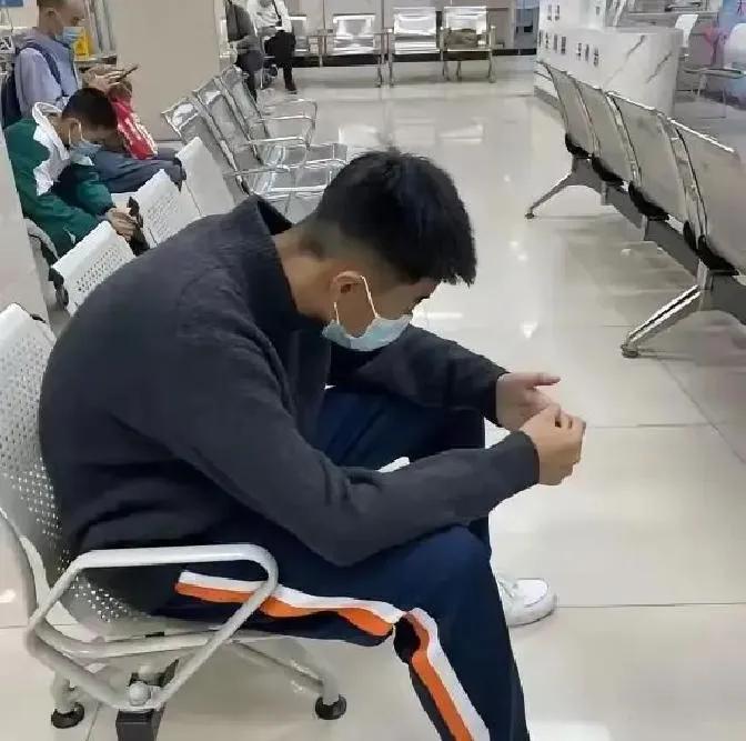 一个14岁的男孩，单亲爸爸突然晕倒要住院，他给亲戚打电话借钱，都说手头紧，走投无