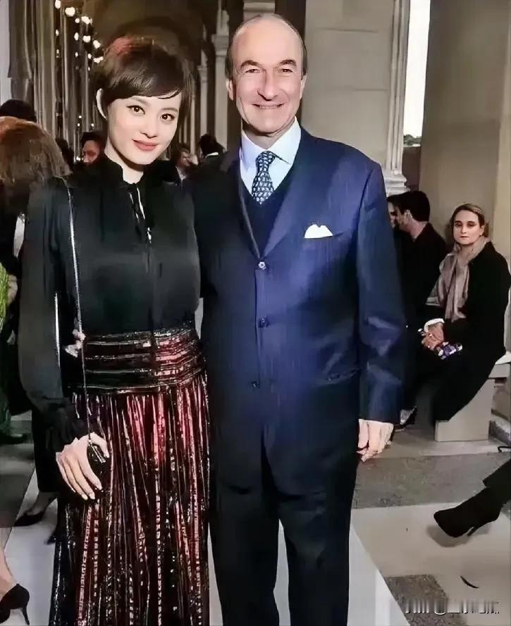 孙俪这造型真美，干练的短发尽显气质，标准的五官美丽漂亮，镜头下的她看上去有着独特