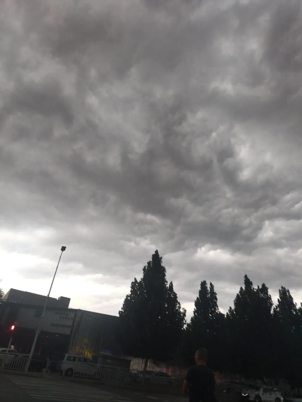 山雨欲来风满楼，大雨来前的征兆，乌云压顶，好可怕！
