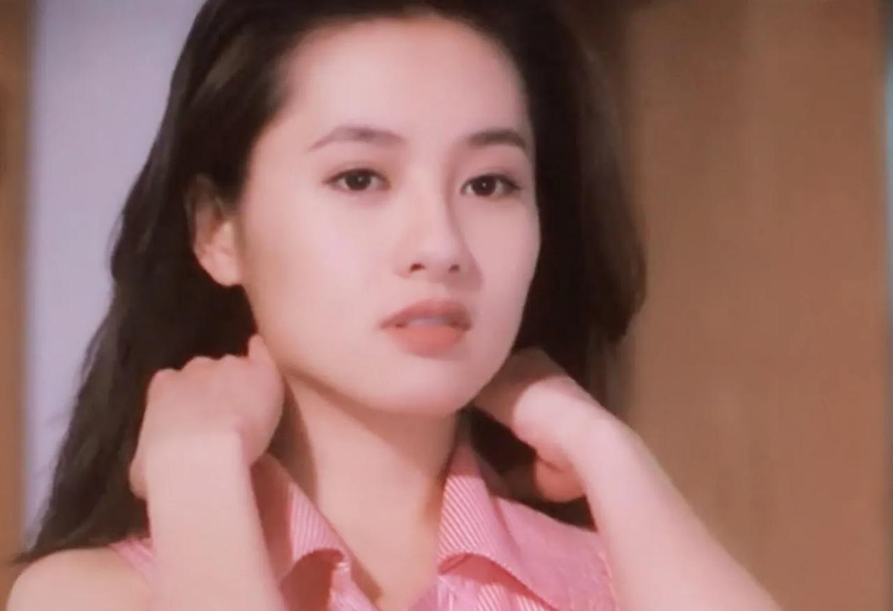 香港影坛曾经涌现出许多美艳女星，其中以李丽珍最为耀眼。她是70年代末、80年代初