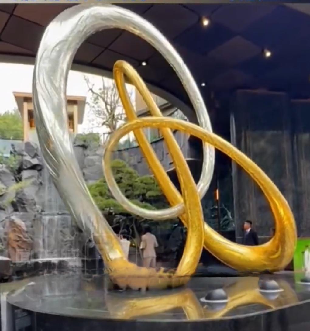 杭州御尚华庭小区，之前电梯常出故障、保洁不到位、绿化没人管，业主吐槽不断。
 