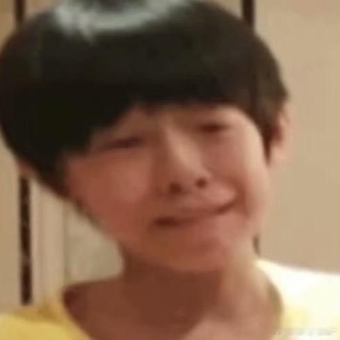 我根本不用抢帽子 因为女孩暂时还没在地球上看到能带的上的头箍和鸭舌帽 