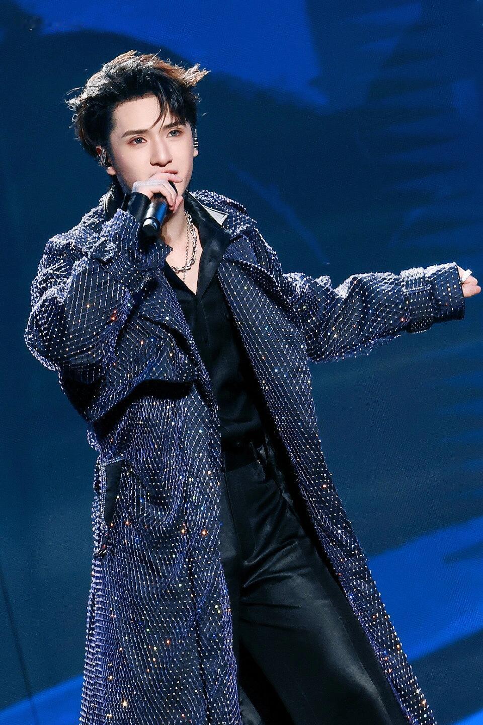 六周年可否返场伟大的背头龙塑[捂嘴哭]严浩翔龙塑系帅哥严浩翔[超话] ​​​