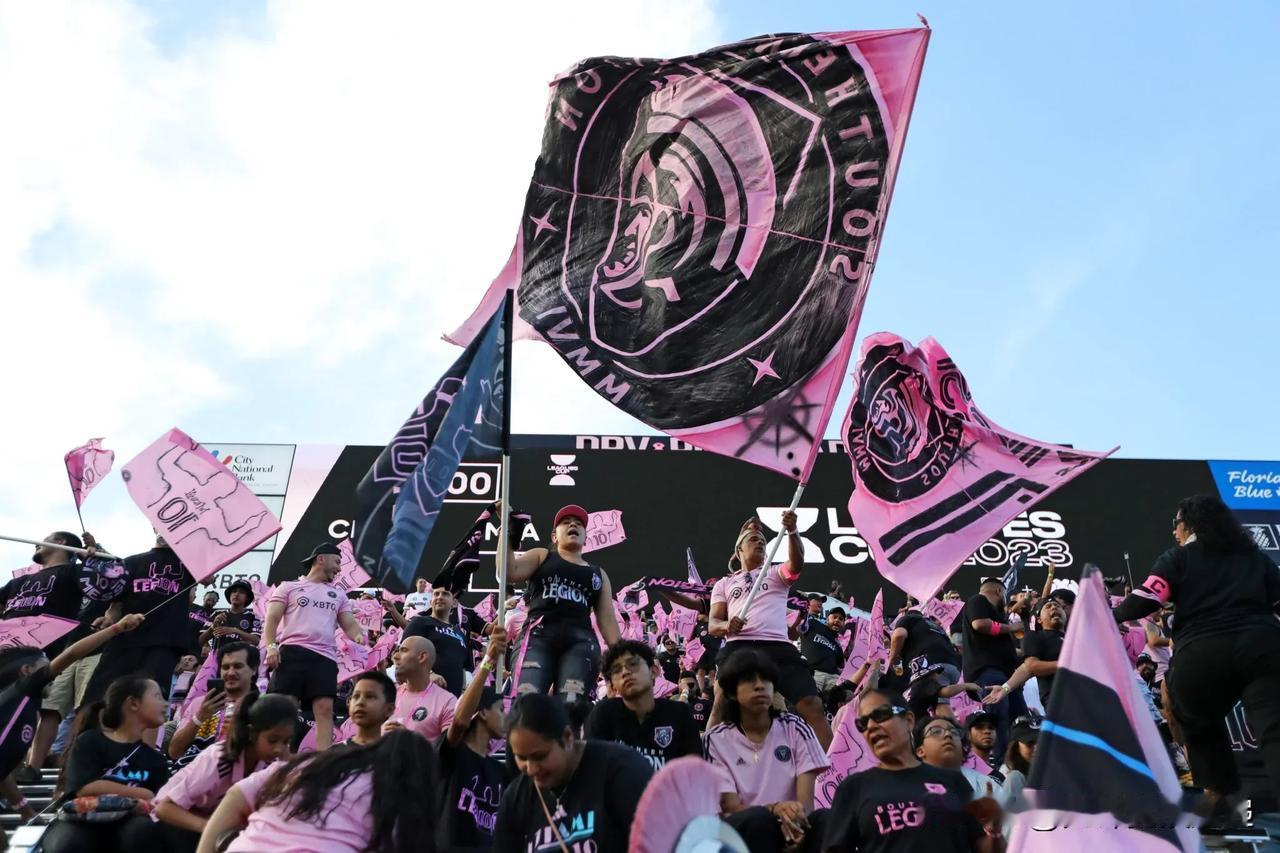 詹尼·因凡蒂诺（国际足联主席）：“我有三件事要告诉你们！
第一，祝贺你们赢得支持