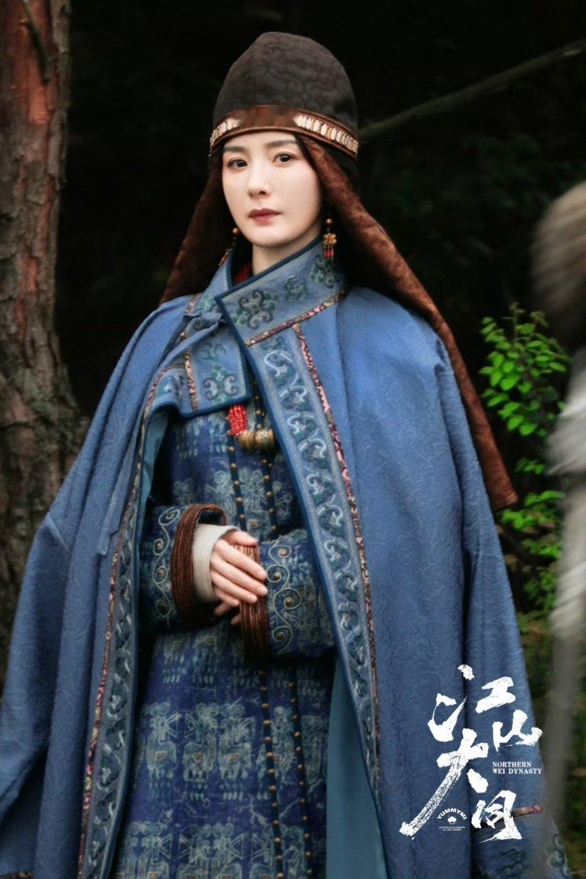 杨幂江山大同睥睨众生感 杨幂江山大同冯湮儿眼神戏，淡妆素衣气场也是直接拉满，睥睨