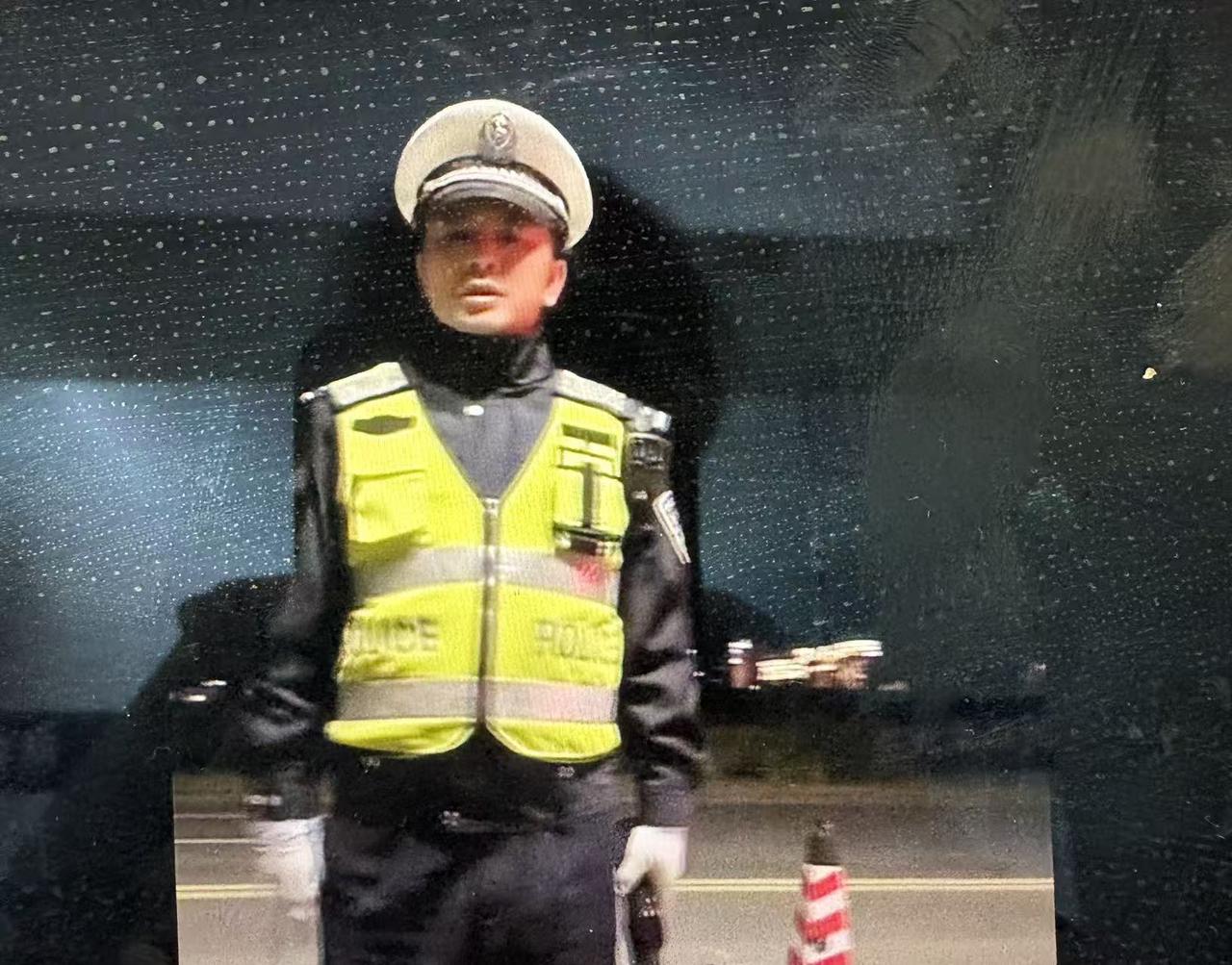 周日去北京槐轩美术馆的路上。有警察在查酒驾。
上午10点多，我们几个去槐轩美术馆