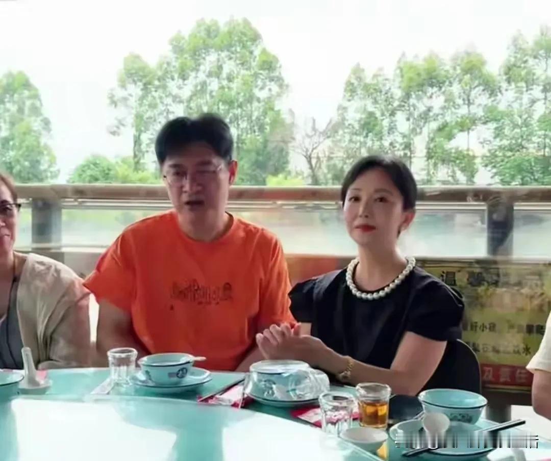 歌手黄安的二婚妻子也选择了一个和自己年龄相当的。并没有选择年轻貌美的女性。
两个