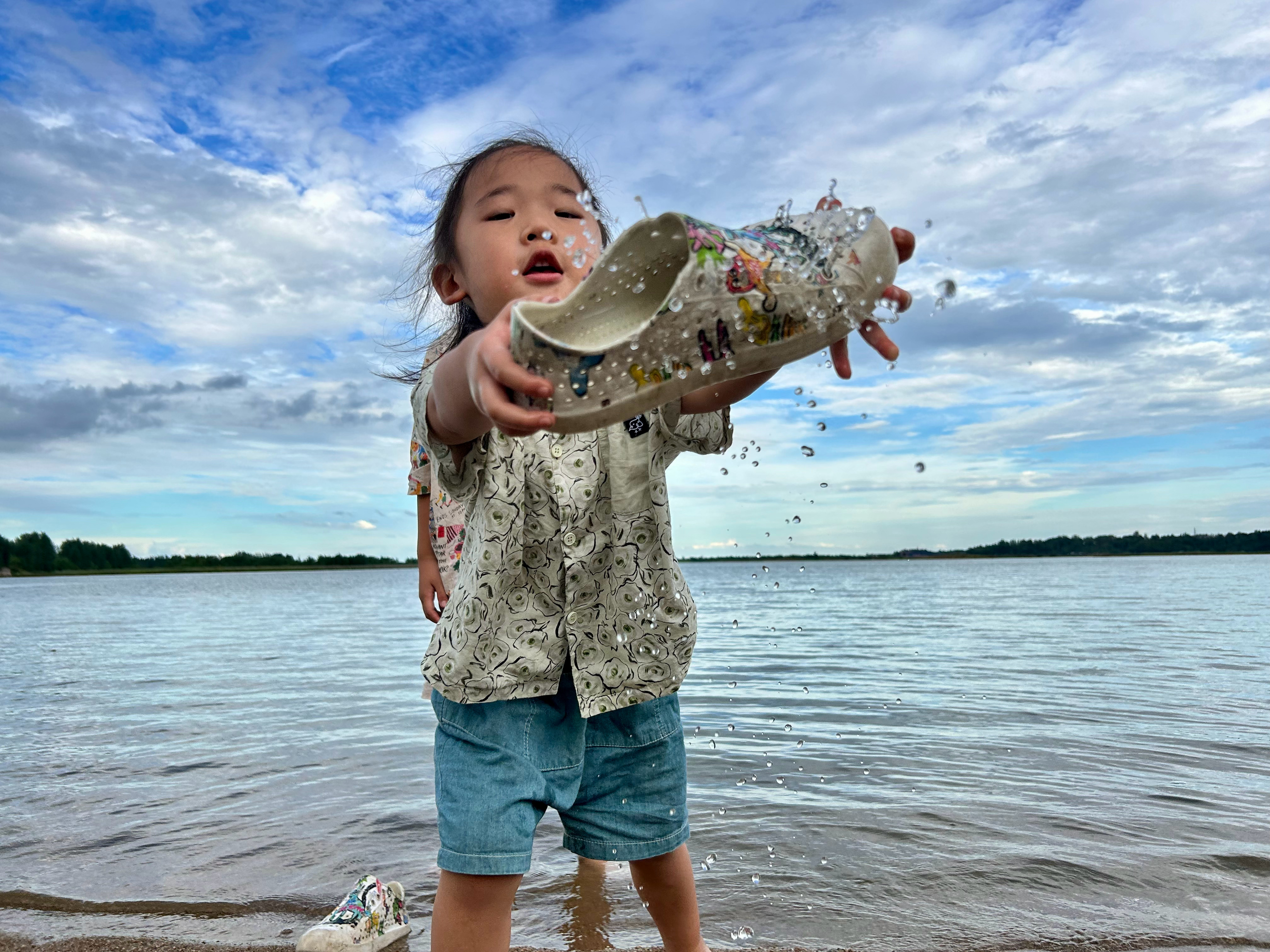 新东方倒下了我在一拖二户外已经挖一个小时了玩耍的尽头是：挖沙～可爱多挖一个爱心❤