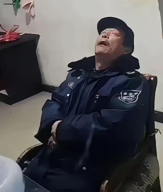 毫无人性！连正常生理需求都不放过！
 
广东清远，60岁大爷当保安三年，每天硬扛