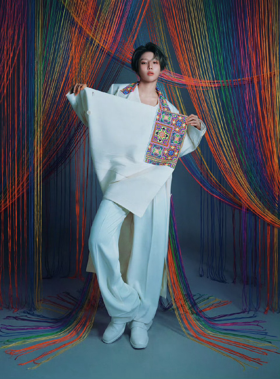 上城士三月开季刊面孔刘雨昕即将亮相上城士非遗巡游展。身穿贵州民俗服饰拍摄出发图呼