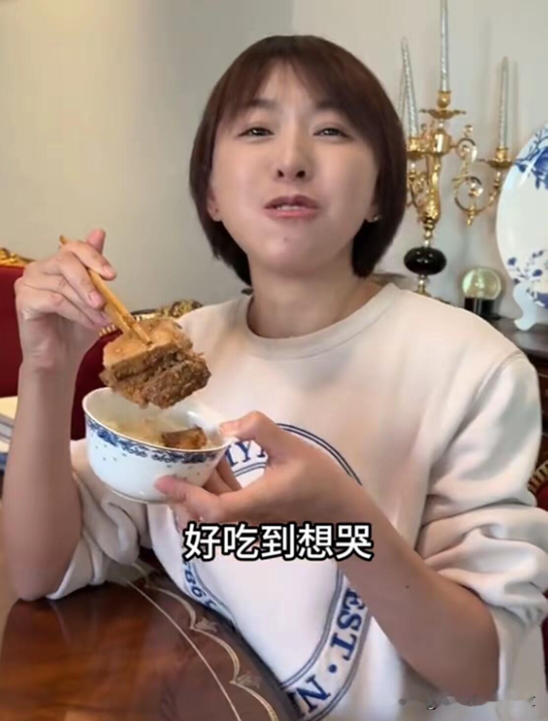 这位央视主持人离开了平台之后，越来越接地气了，没有一点偶像的包袱。她端着碗在家里