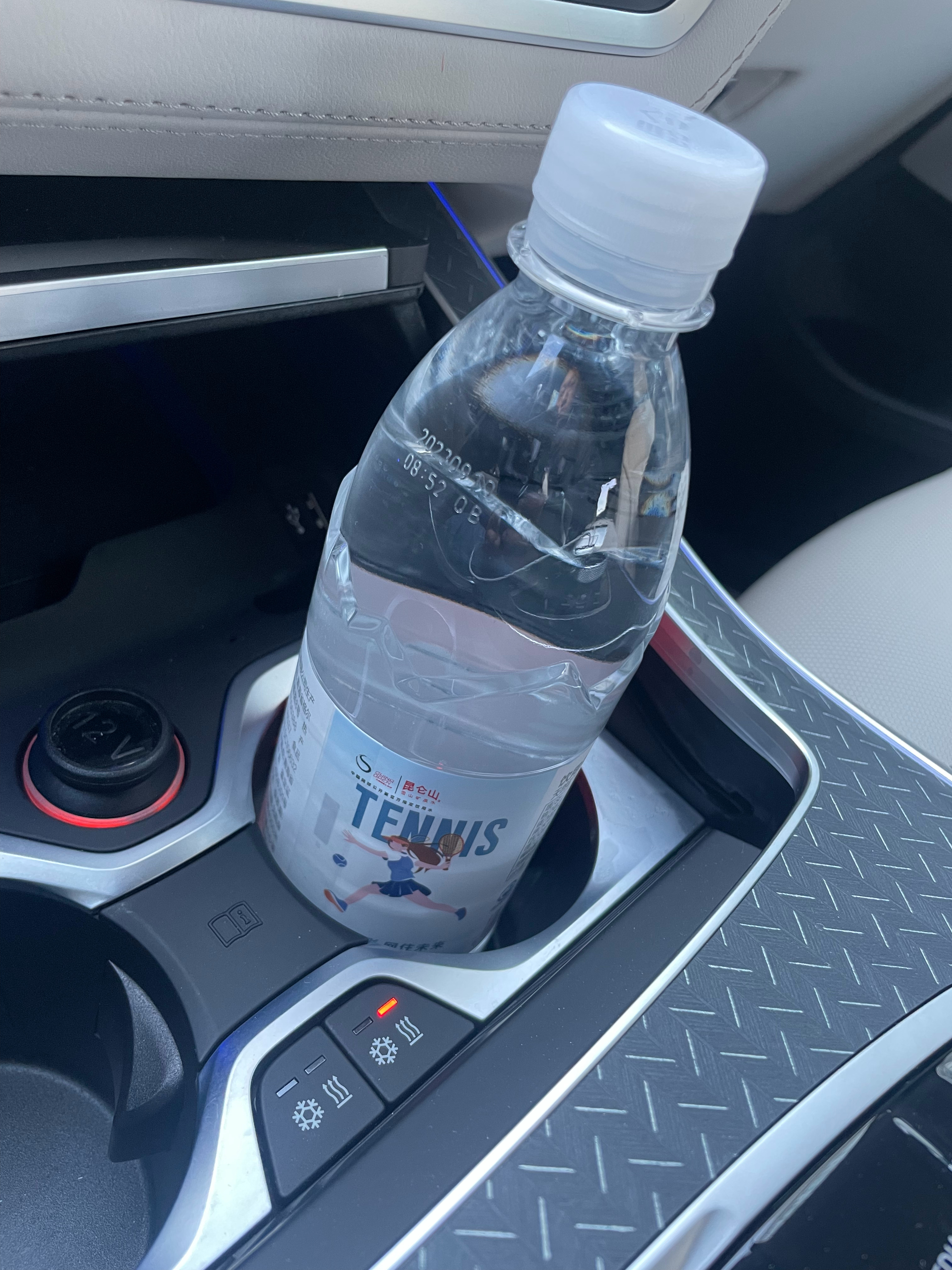 一直认为我这车里的水杯架加热是个鸡肋设计、实话说自己打自己脸啦[委屈][委屈][