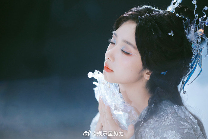 王影璐咸鱼爆改寒鱼 王影璐寒鱼妆 谁还没被 的寒鱼妆戳中？这套造型太适合了！清冷