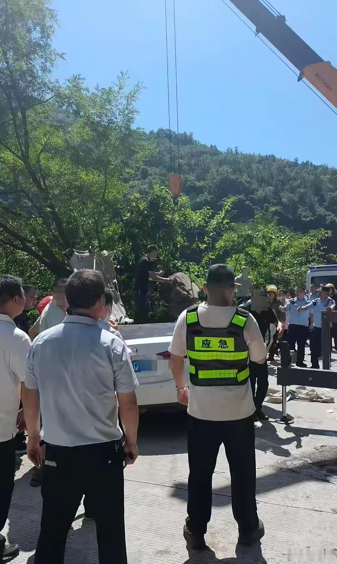 重庆奉节落石砸中一轿车致2死2伤，死者亲属：两女子带孩子返回县城途中遭不幸 当地