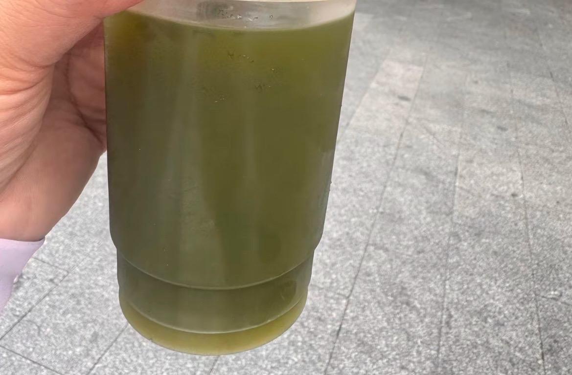 【玉林某步行街买到了不新鲜的甘蔗汁】

近日，网友爆料称：玉林市某地步行街有多个